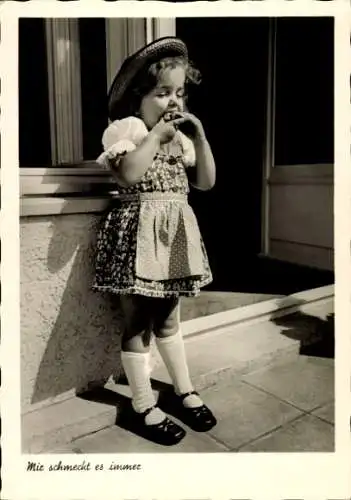 Ak Mädchen beim Essen, Mir schmeckt es immer