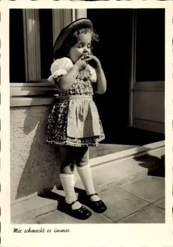 Ak Mädchen beim Essen, Mir schmeckt es immer