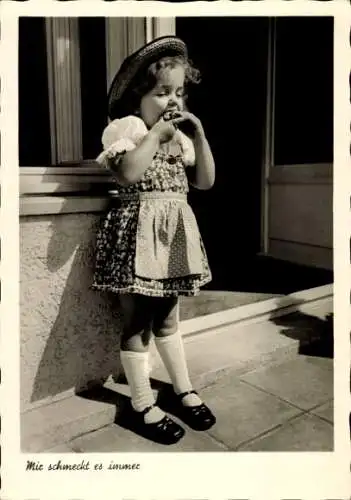 Ak Mädchen beim Essen, Mir schmeckt es immer