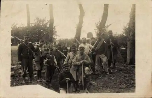 Foto Ak Besançon Doubs, Französische Soldaten in Uniformen, I. WK