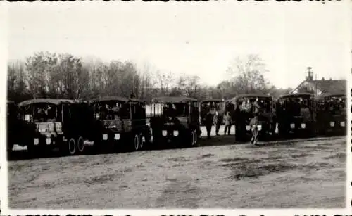 Foto Armeefahrzeuge, Soldaten in Uniform