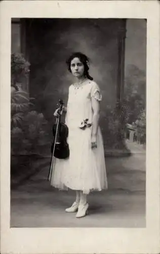 Ak Junge Frau mit Violine, Portrait