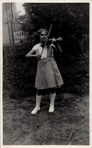 Foto Ak Mädchen spielt Violine, Geigerin, Portarit