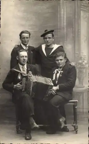 Foto Ak Vier Männer, Akkordeonspieler, Matrose