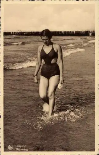 Ak Knocke-Zoute, Strand, Frau im Badeanzug, Bademode