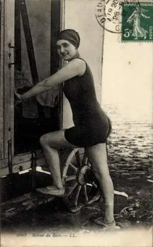 Ak Strand, Frau im Badeanzug, Bademode, Umkleidekabine