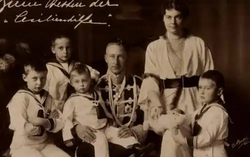 Ak Cecilienhilfe, Kronprinz Wilhelm von Preußen, Kronprinzessin Cecilie, Söhne, Teddybär