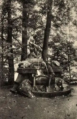 Ak Meiningen in Thüringen, Bechsteinbrunnen, Englischer Garten, Statue, Wasserfontäne, Bäume