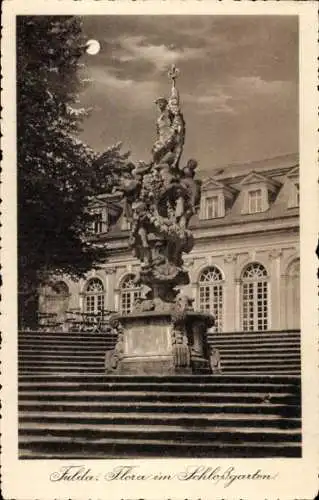 Ak Fulda in Hessen, Brunnen mit Statue, Schlossgarten, Stufen, Blumenschmuck, Himmel, Mond