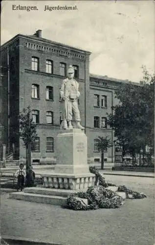 Ak Erlangen in Mittelfranken Bayern, Jägerdenkmal, Statue eines Soldaten, historische Architek...