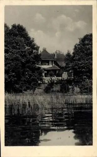 Ak Bad Sassendorf in Westfalen, Haus am Wasser, umgeben von Bäumen, Wolken am Himmel