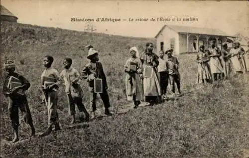 Ak Missions d'Afrique, Le retour de l'École à la maison