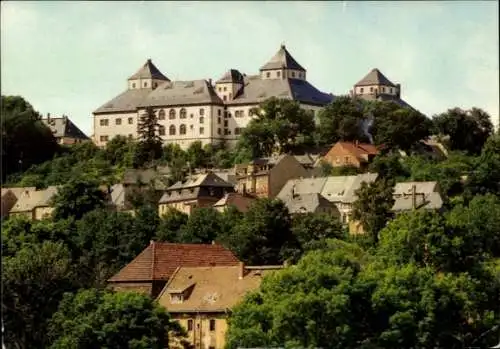 Ak Augustusburg im Erzgebirge, Schloss Augustusburg, bewaldeter Hügel, umliegende Häuser