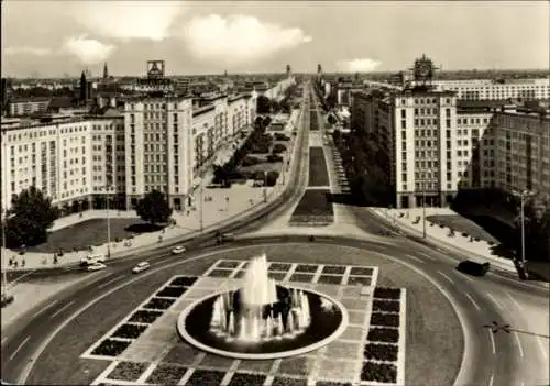 Ak Berlin Friedrichshain, Strausberger Platz, Karl-Marx-Allee, Brunnen, 1950er Jahre