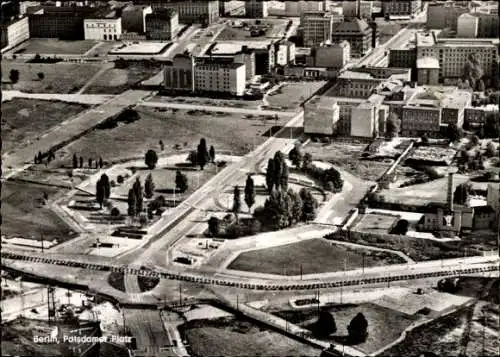 Ak Berlin Tiergarten, Blick über den Potsdamer Platz mit Berliner Mauer, Fliegeraufnahme