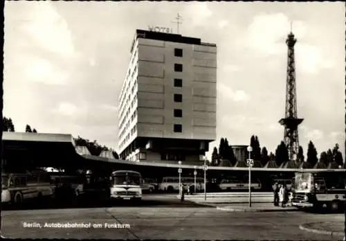 Ak Berlin Charlottenburg, Autobusbahnhof am Funkturm, Busse
