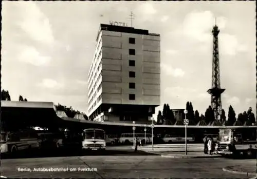Ak Berlin Charlottenburg, Autobusbahnhof am Funkturm, Busse