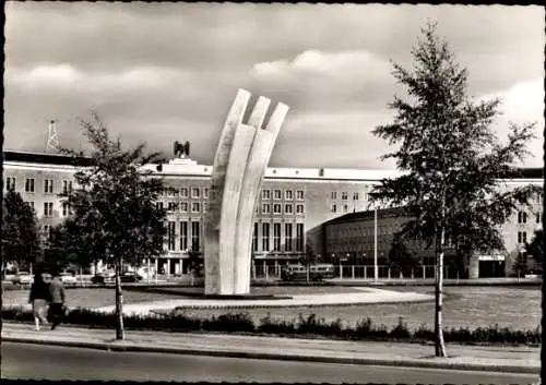 Ak Berlin Tempelhof, Luftbrücken-Denkmal