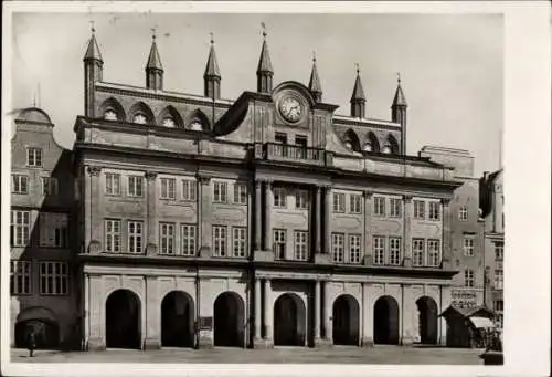 Ak Rostock, Blick auf das Rathaus, Eingang