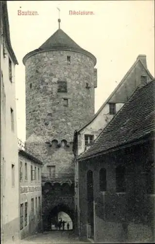 Ak Bautzen in der Oberlausitz, Nikolausturm,  Architektur, Steinturm, enge Gasse