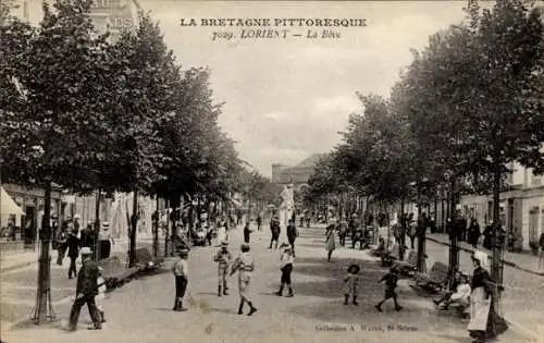 Ak Lorient Morbihan,  belebte Straße, Bäume, Menschen, Stühle, Geschäfte, Kinder