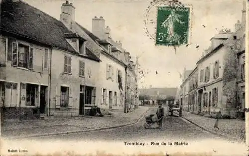 Ak Tremblay en France Seine Saint Denis, Straße mit Häusern, Straßenansicht, ein Mann mit Kinderw
