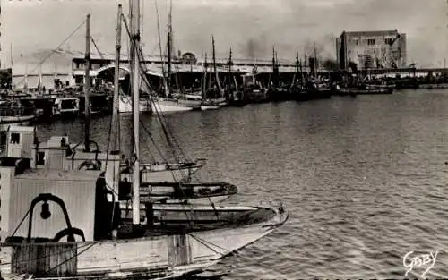 Ak Lorient Morbihan, Hafen, Fischerboote, Gebäude am Ufer