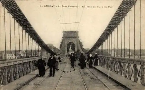 Ak Lorient Morbihan,  Hängende Brücke, Menschen, Stadtansicht, Schienen