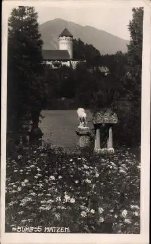 Ak Reith im Alpbachtal Tirol, Schloss Matzen, Schloss  Garten mit Löwenskulptur, blühende Wiese, 