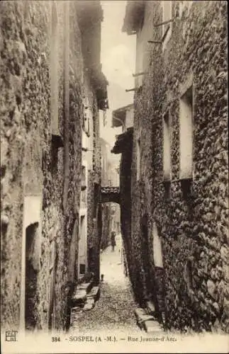 Ak Sospel Alpes Maritimes, Rue Jeanne-d'Arc, enge Gasse,  Architektur, steinerne Fassaden