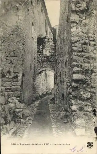 Ak Èze Alpes Maritimes, Eine alte Straße, steinerne Gebäude, schmale Gasse, Umgebung von Nizza
