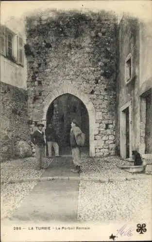Ak La Turbie Alpes Maritimes, Portal,  Architektur, Steine, vier Personen, Pflastersteine