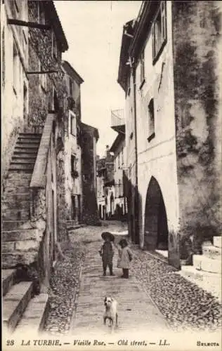 Ak La Turbie Alpes Maritimes, Alte Straße, zwei Kinder, Hund, steinerne Treppe, weite Gasse