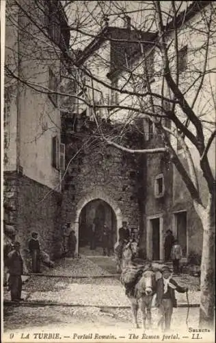 Ak La Turbie Alpes Maritimes, Portail Romain, romanisches Tor, Menschen und Esel auf der Straße, 