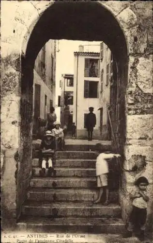 Ak Antibes Alpes Maritimes , Rue de l'Orme, Porte de l'ancienne Citadelle, Treppenstufen, Kinder,