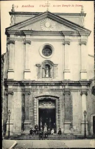 Ak Antibes Alpes Maritimes , Antikes Gebäude, Kirche, Statue, Menschen
