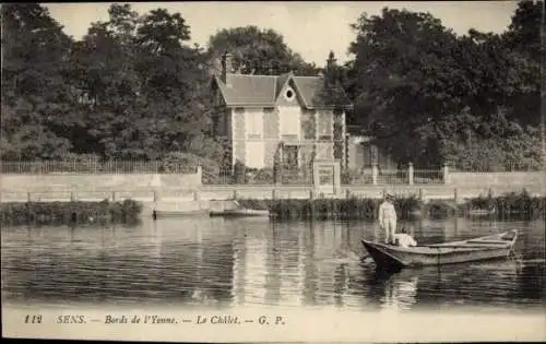 Ak Sens Yonne, Haus am Ufer, Boot, Flusslandschaft, Bäume, Ruhe
