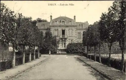 Ak Toucy Yonne, Schule, Gebäude im Hintergrund, Allee,  Architektur