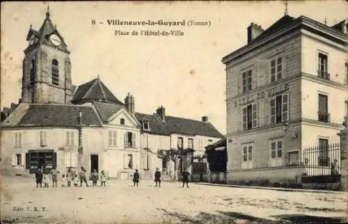 Ak Villeneuve la Guyard Yonne, Rathausplatz, Turmuhr