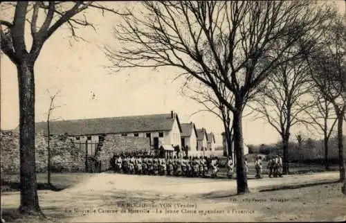 Ak La Roche sur Yon Vendee, La Nouvelle Caserne de Mireville, Jeune Classe se rendant a l'exercice
