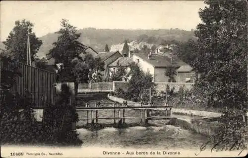 Ak Divonne les Bains Ain, Flusslandschaft, kleine Brücke, Häuser im Hintergrund, Bäume