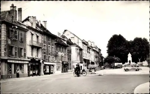 Ak Belley Ain, Stadtansicht, Häuserzeile, Radfahrer, Verkehr, Brunnen