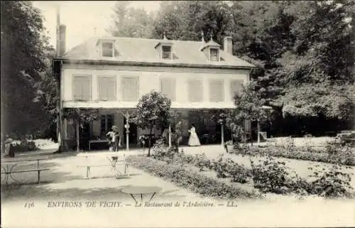 Ak Vichy Allier, Restaurant l'Ardoisière, Umgebung von  Garten, Gäste