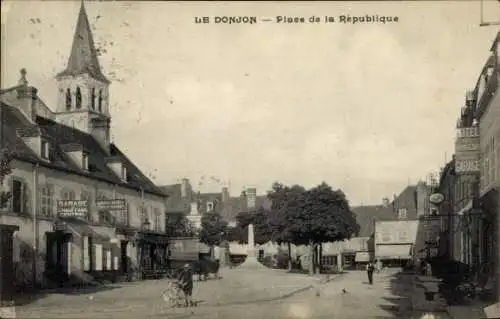 Ak Le Donjon Allier, Platz de la République, belebte Straße, Gebäude, Verkaufsstände