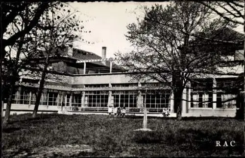 Ak Bellac Haute Vienne, Ecole Maternelle, architektonische Ansicht, Bäume, Kindergruppe