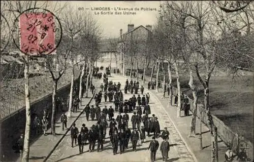 Ak Limoges Haute Vienne, Avenue de Poitiers, Menschenmenge, Bäume, Industriegebäude im Hintergrun