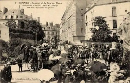 Ak Rennes Ille et Vilaine, Fête des Fleurs, Umzug, Platz der Mission,  Atmosphäre, viele Menschen