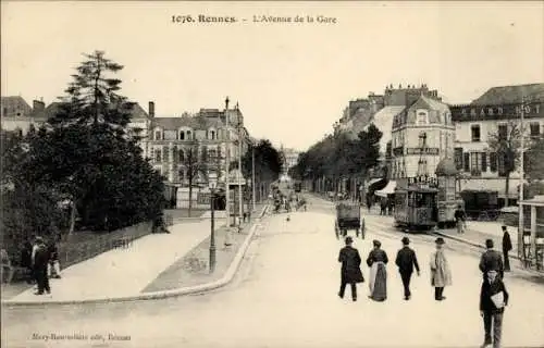 Ak Rennes Ille et Vilaine, Avenue de la Gare,  Gebäude, Straßenansicht, Personen, Straßenbahn