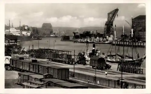 Ak Kiel, Hafenansicht mit Schiffen, Kräne, Gleise,  Gebäude