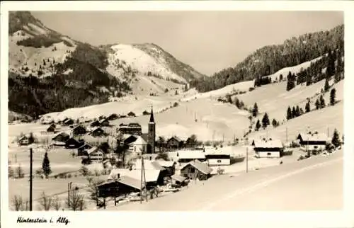 Ak Hinterstein Bad Hindelang im Oberallgäu, Schneelandschaft, Dorfansicht, Kirche, Berge, Winter